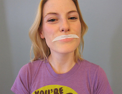 Bóc miếng dán sau đó dán lên môi và nhấn chặt xuống.