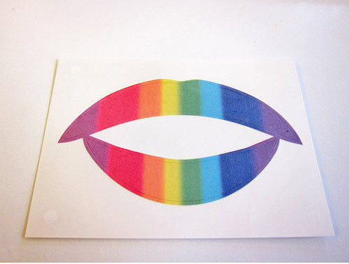Đây là một mẫu dán xăm môi tạm thời hình cầu vồng.