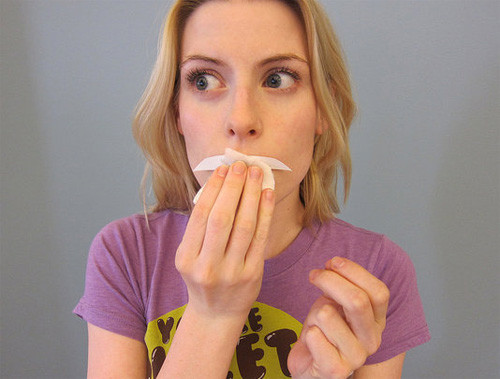 Cũng giống như những miếng xăm tạm thời khác, bạn chấm nước ở mặt sau của miếng dán khoảng nửa phút.