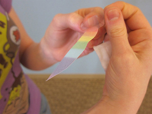 Sự hướng dẫn rất có ích cho chiều rộng của môi nhưng cho vừa khuôn môi, hãy ướm chúng một lần nữa lên môi và cắt cho vừa vặn. Mẹo nhỏ: tô son trước khi ướm miếng dán lên môi thì nó sẽ có đường viền in lên rõ ràng hơn để cắt cho vừa khít khuôn môi.