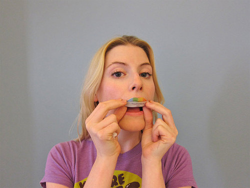 Sau đó bạn bóc miếng dán ra một cách nhẹ nhàng. Tốt hơn hết hãy làm cho miếng dán thật ẩm cho đến để có thể gỡ bỏ ra một cách dễ dàng.