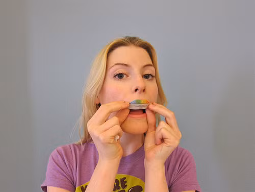 Sau đó bạn bóc miếng dán ra một cách nhẹ nhàng. Tốt hơn hết hãy làm cho miếng dán thật ẩm cho đến để có thể gỡ bỏ ra một cách dễ dàng.