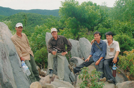 TS Bằng (giữa) cùng đoàn khảo sát tại Vũng Chùa - Đảo Yến