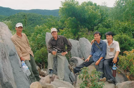 TS Bằng (giữa) cùng đoàn khảo sát tại Vũng Chùa - Đảo Yến