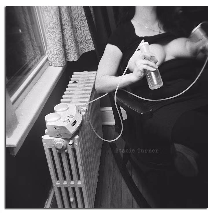 Bà mẹ này đang vắt sẵn sữa ra bình cho con bú.