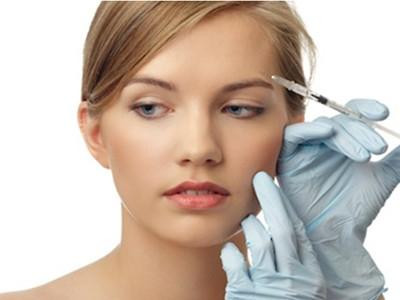 Ngộ độc Botulism. Tình trạng này có thể xảy ra từ vài giờ đến vài tuần sau khi bạn đã tiêm botox. Ngộ độc xảy ra khi tác động của độc tố botulinum bắt đầu ảnh hưởng đến các khu vực khác của cơ thể, ở xa vị trí tiêm. Một số triệu chứng của ngộ độc là mất sức, mắt mờ, mất giọng, khả năng kiểm soát bàng quang yếu và nhiều dấu hiệu khác.