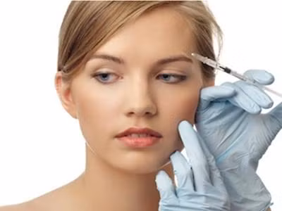 Ngộ độc Botulism. Tình trạng này có thể xảy ra từ vài giờ đến vài tuần sau khi bạn đã tiêm botox. Ngộ độc xảy ra khi tác động của độc tố botulinum bắt đầu ảnh hưởng đến các khu vực khác của cơ thể, ở xa vị trí tiêm. Một số triệu chứng của ngộ độc là mất sức, mắt mờ, mất giọng, khả năng kiểm soát bàng quang yếu và nhiều dấu hiệu khác.