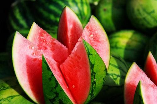 Mặt nạ dưa hấu và sữa chua để tẩy da chết: Dưa hấu bỏ vỏ, bỏ hạt, nghiền nát rồi trộn đều với sữa chua không đường. Đắp lên mặt và cổ trong 10 phút sau đó rửa lại với nước ấm. Các axit lactic và enzym trong sữa chua sẽ giúp tẩy tế bào chết nhẹ nhàng, còn tinh chất hydrat trong dưa hấu giúp làm lành những vết trầy xước do mụn trứng cá gây nên.