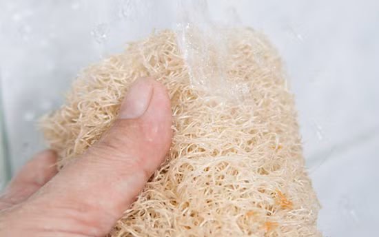 Xơ mướp. Thay cho bông tắm, bạn dùng xơ mướp chà xát nhẹ trong suốt quá trình tắm. Xơ mướp lấy đi những tế bào da chết mà vẫn làm cho làn da của bạn giữ được vẻ mềm mại, tươi mát. Tại các mỹ viện ở Thái Lan, người ta thường hòa muối cùng một chút tinh dầu và lấy xơ mướp xát lên cơ thể để lấy tế bào da chết.