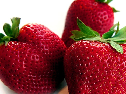 Dâu tây là một trong những loại quả rất phù hợp với việc chăm sóc da phụ nữ. Không chỉ có chứa nhiều vitamin C hơn cam, dâu còn có axit salicylic giúp tẩy da chết, làm sạch lỗ chân lông và đưa dưỡng chất vào sâu trong da hơn.