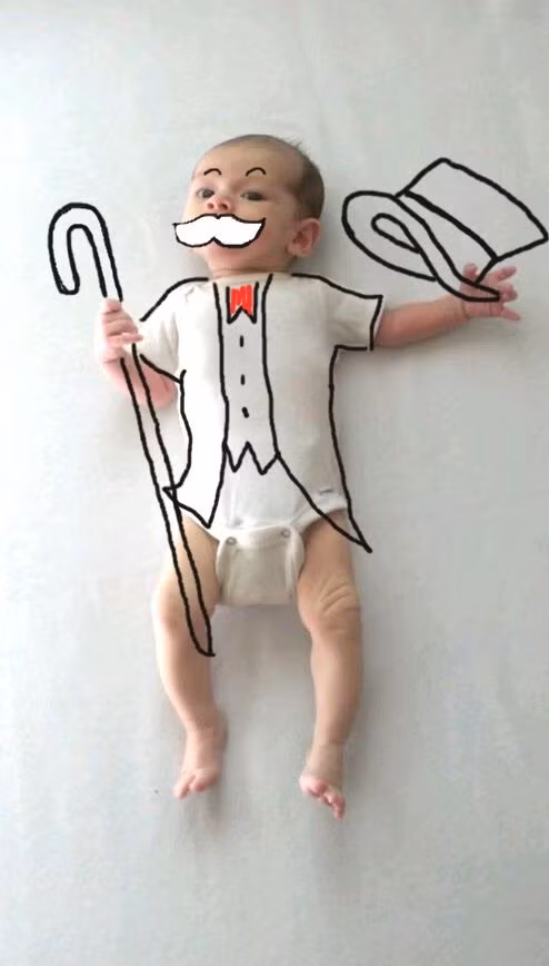 Cậu bé con đáng yêu của bà mẹ Amber Wheeler hóa thân thành chàng hề đáng yêu thông qua nét vẽ nguệch ngoạc của mẹ.