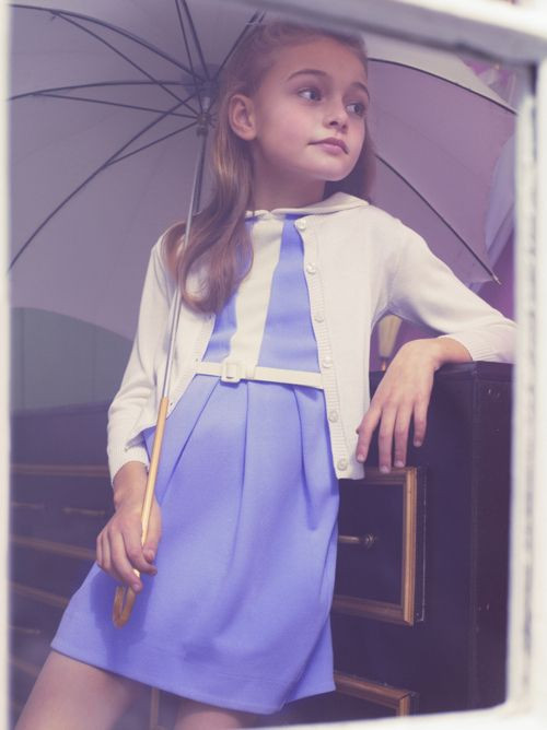 Chiếc váy cotton màu tím nhẹ kết hợp với cadigan ngắn là sự lựa chọn hoàn hảo cho cô bé nào thích style điệu đà.