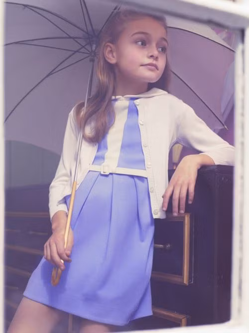 Chiếc váy cotton màu tím nhẹ kết hợp với cadigan ngắn là sự lựa chọn hoàn hảo cho cô bé nào thích style điệu đà.