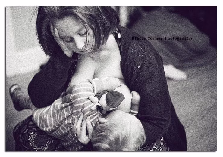 Bà mẹ ngủ gật khi cho con bú.