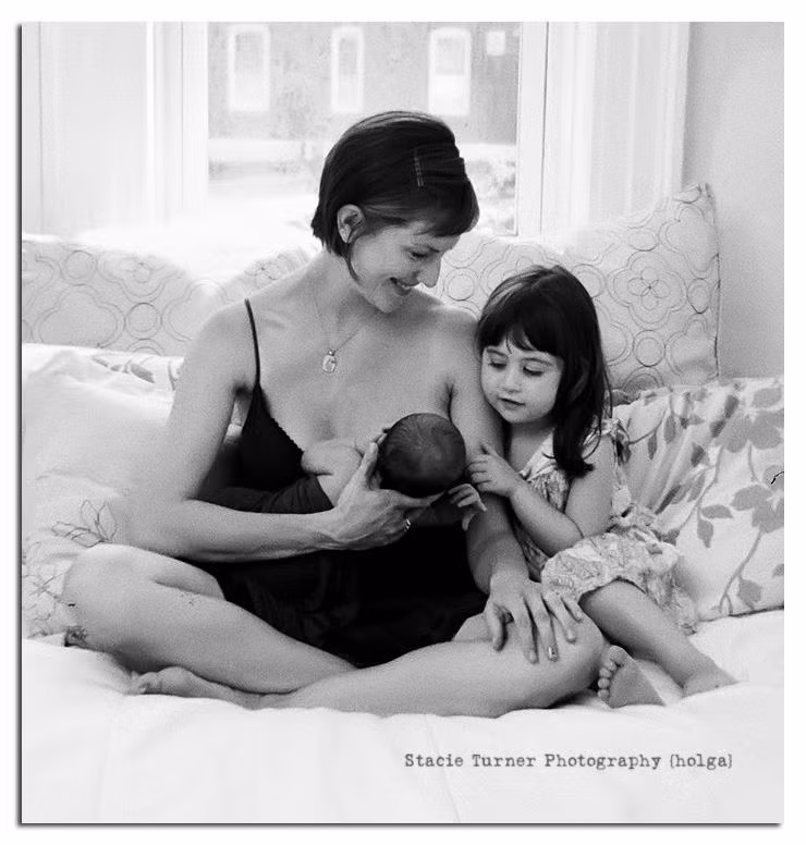 Nụ cười hạnh phúc của mẹ bên cạnh 2 người con của mình.