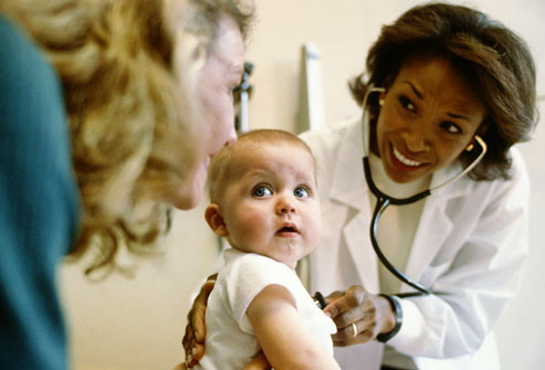 Tham khảo ý kiến bác sĩ về các trường hợp ngoại lệ. Trên thực tế, có một số người không nên tiêm phòng vắc xin DTaP. Chẳng hạn, bất cứ ai bị chứng động kinh hoặc bị các vấn đề khác về hệ thần kinh không nên tiêm loại vắc xin này. Những người đang mắc các chứng bệnh nghiêm trọng có thể phải chờ ý kiến của bác sĩ. Và bất cứ đứa trẻ nào khi cơ thể có phản ứng mạnh với những liều vắc xin DTaP đầu tiên cũng không nên tiêm thêm những liều sau đó. Hãy trao đổi với bác sĩ về tình trạng sức khỏe của trẻ cũng như những phản ứng của cơ thể chúng, trước khi tiến hành tiêm chủng vắc xin ngừa bệnh ho gà.