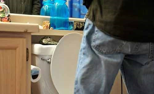 Nhịn tiểu quá lâu. Trong suốt quá trình “thân mật” và “lên đỉnh”, bạn nhịn đi tiểu quá lâu khiến cơ thể mất phản xạ tiểu theo đúng chu kì, tâm trạng căng thẳng dễ dẫn đến chuột rút. Để tránh hiện tượng này, bạn nên đi tiểu trước mỗi lần “lâm trận”. Cách làm này còn có tác dụng hạn chế nguy cơ viêm nhiễm vùng kín.