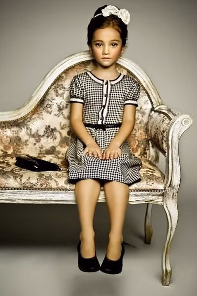 Với những bé ưa thích phong cách cổ điển, mẹ có thể chọn cho bé một chiếc váy dạ suông, giày búp bê đơn giản kết hợp với nơ cài tóc.