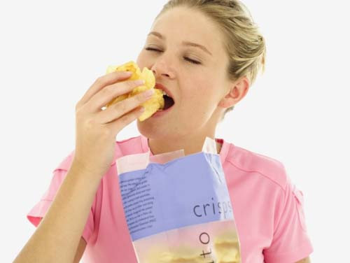 Không ăn nhiều đường và muối. Cuộc sống hiện đại khiến chúng ta đưa vào cơ thể một lượng lớn đường và muối. Tuy nhiên, 2 loại này lại gây hại cho làn da. Muối gây nên tình trạng mất nước của làn da, trong khi đường có thể dẫn đến tình trạng lão hóa sớm.