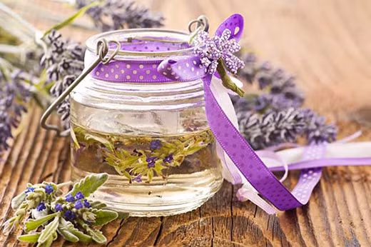 Tinh dầu hoa oải hương. Bạn có thể áp dụng thoa tinh dầu hoa oải hương trên vết sẹo bằng cách để một quả bóng bông nhúng tinh dầu hoa oải hương khoảng 2 lần/ngày trên các vết sẹo do mụn.