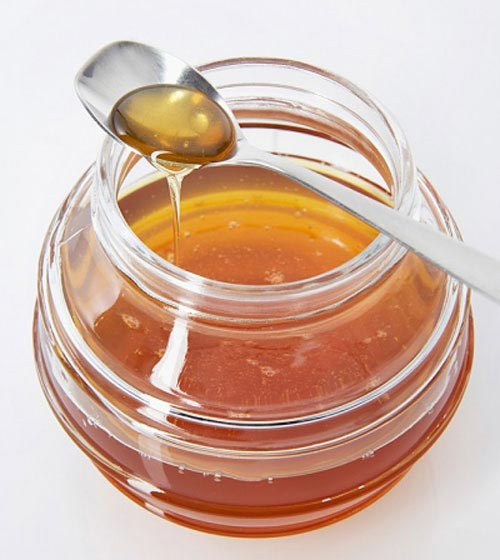 Mật ong. Mật ong được xem là thần dược đối với sắc đẹp. Đối với các vết sẹo mới, bạn sẽ được hoàn toàn chữa khỏi nếu lặp đi lặp lại các biện pháp này thường xuyên.