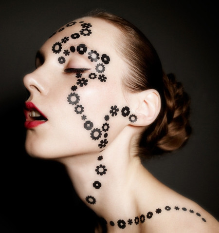 Với mắt, bạn chỉ nên kẻ mắt và mascara mà không nên đánh bóng mắt.