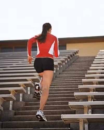 Đi thang bộ thay cho thang máy. Hãy tập bài tập thể dục đơn giản bằng cách đi thang bộ thay vì thang máy khi đến công ty hoặc khi ra về. Điều này không những giúp tập thể dục bắp chân, đùi, bụng mà còn giúp bạn thoải mái tinh thần. Đây là cách tiêu hao mỡ thừa hiệu quả.