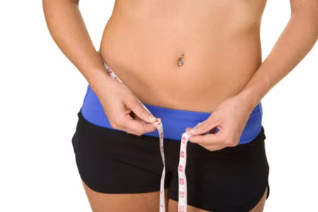 Dùng đai quấn nóng. Hãy đầu tư tốn kém một chút để sắm cho mình chiếc đai quấn nóng giảm eo. Đai cuốn nóng rất tiện lợi, bạn có thể cuốn nó kể cả khi đang làm việc ở chốn công sở, hay đang nấu ăn, xem tivi ở nhà. Nó sẽ nhanh chóng giúp bạn đạt được thân hình như ý ngay cả khi bạn bận rộn. Tuy nhiên, nễu bạn dùng đai quấn mà vẫn ngồi ì một chỗ, ăn uống thả phanh thì vòng 2 của bạn sẽ khó mà được cải thiện.