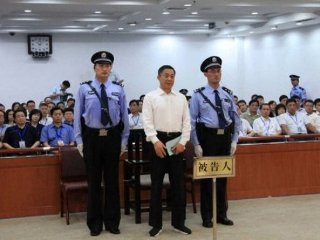 Bạc Hy Lai (áo trắng) trong phiên tòa xét xử ngày 22.9 - Ảnh: AFP