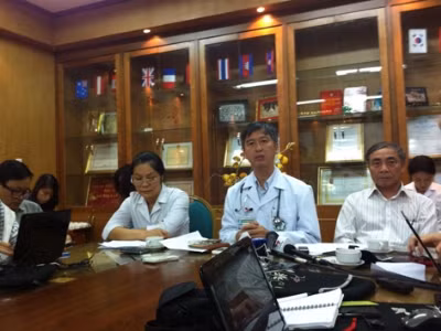 Lãnh đạo Bệnh viện Bạch Mai trao đổi với phóng viên sáng nay, 23/10. (Ảnh: Tiền Phong)