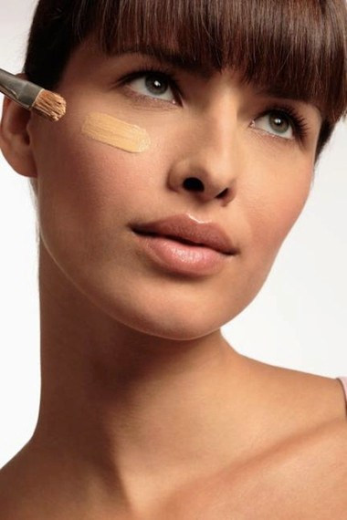 Kem che khuyết điểm. Đây là cách để ngụy trang quầng thâm trong trường hợp bất khả kháng .Quan trọng là bạn nên chọn màu kem phù hợp với màu da và có tính dưỡng ẩm cao.