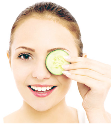 Dưa chuột. Bạn hãy lấy một quả dưa chuột, rửa sạch và thái thành những lát dày rồi cho vào tủ lạnh trong nửa giờ đồng hồ. Sau đó đắp những lát dưa chuột lên quầng thâm mắt trong vòng 10 phút. Cuối cùng rửa sạch lại khu vực bạn vừa đắp dưa chuột với nước sạch. Công thức này giúp mang lại cảm giác êm dịu, sảng khoái cho đôi mắt thâm quầng, mệt mỏi, tẩy sáng vùng da tối màu.