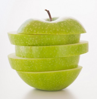 Táo. Axit tannic trong táo có thể làm sáng tông màu da rất hiệu quả. Bên cạnh đó, vitamin B và C hòa tan được trong nước, cũng như kali trong táo là các dưỡng chất rất cần thiết cho vùng da nhạy cảm quanh mắt. Bạn cũng có thể luộc táo xanh rồi xay lên và thoa hỗn hợp lên mắt trong nửa tiếng đồng hồ. Sau đó, rửa sạch lại mắt với nước hơi âm ấm.