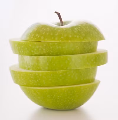 Táo. Axit tannic trong táo có thể làm sáng tông màu da rất hiệu quả. Bên cạnh đó, vitamin B và C hòa tan được trong nước, cũng như kali trong táo là các dưỡng chất rất cần thiết cho vùng da nhạy cảm quanh mắt. Bạn cũng có thể luộc táo xanh rồi xay lên và thoa hỗn hợp lên mắt trong nửa tiếng đồng hồ. Sau đó, rửa sạch lại mắt với nước hơi âm ấm.