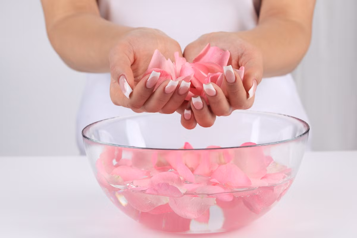 Nước hoa hồng. Bạn hãy lấy hai miếng bông tẩy trang và ngâm vào trong nước hoa hồng trong vài phút. Sau đó, nhắm mắt lại và đắp hai miếng bông tẩy trang lên trong vòng 15 phút. Cánh hoa hồng chứa rất nhiều vitamin, bao gồm vitamin A, B3, C, D, và E. Ngoài ra, falvonoid (chất chống oxy hóa), tannin, và kẽm cũng thường được tìm thấy trong nước hoa hồng. Đây chính là lý do vì sao nước hoa hồng lại có tác dụng cải thiện kết cấu da, làm dịu và trẻ hóa vùng da xung quanh mắt.