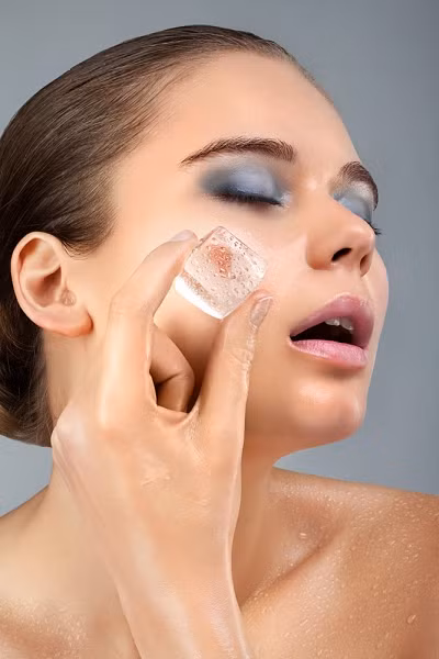 Nước lạnh hoặc sữa lạnh. Lấy một chiếc khăn ngâm trong nước lạnh hoặc sữa lạnh. Nhắm mắt lại thư giãn và đắp khăn trực tiếp lên mắt. Bạn cũng có thể thử một phương pháp khác bằng cách bọc một vài viên đá vào khăn và chườm mắt. Ngoài đá lạnh, bạn cũng có thể sử dụng một túi hạt đậu Hà Lan đông lạnh, một túi trà ướp lạnh hay một cái thìa lạnh để thay thế. Lặp lại phương pháp này ba đến bốn lần mỗi ngày trong một vài tuần. Nước lạnh hoặc sữa lạnh có thể làm các mạch máu dưới mắt thắt lại và làm giảm bọng mắt cũng như quầng thâm mắt.