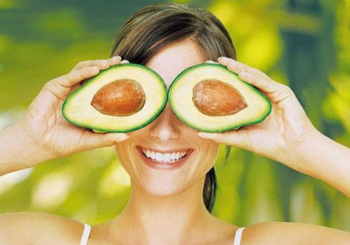 Quả bơ. Quả bơ gọt vỏ, tách hạt, nghiền thật nhuyễn. Mỗi tối trước khi ngủ, đắp một ít bơ lên chỗ quầng thâm, bọng mắt và để đến khi thức dậy. Sau 1 tuần, sẽ thấy được công dụng.