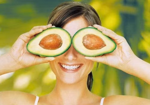 Quả bơ. Quả bơ gọt vỏ, tách hạt, nghiền thật nhuyễn. Mỗi tối trước khi ngủ, đắp một ít bơ lên chỗ quầng thâm, bọng mắt và để đến khi thức dậy. Sau 1 tuần, sẽ thấy được công dụng.