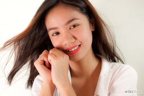 Không nên thường xuyên chạm tay vào mặt. Sẽ không có vấn đề gì nếu bạn chỉ chạm tay vào mặt từ một đến 2 lần/ngày để kiểm tra tình trạng của da, nhưng nếu quá thường xuyên nó sẽ khiến da mặt của bạn gặp “vấn đề” với vi khuẩn. Khi bạn chạm tay vào mũi, môi, mắt và da mặt, bạn sẽ để lại vi khuẩn trên mặt. Ngay cả khi bạn biết chắc là tay sạch sẽ, bạn cũng nên duy trì thói quen tốt: không chạm tay vào mặt.