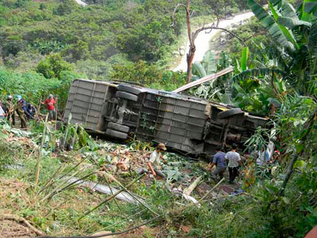 Xe chở khách lao xuống vực. Ảnh minh họa
