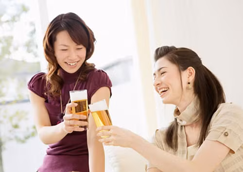 Trị mụn. Bia có một số đặc tính kháng khuẩn giúp chống lại mụn trứng cá. Vì vậy, hãy thêm bia vào trong các loại mặt nạ của bạn để có thể được tận hưởng làn da láng mịn, sạch mụn. Bạn có thể thử trộn 1 thìa nước chanh, 1 thìa mật ong, 1 thìa dầu ô liu và vài giọt bia để tạo thành hỗn hợp đắp mặt.