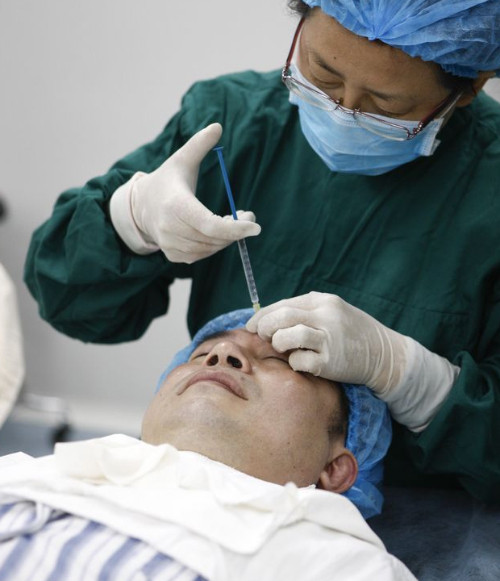 Vì sợ sau khi tiến hành bơm thuốc, gương mặt ông Tuấn bị căng cứng nên các bác sĩ đã tiêm cho ông liều lượng vừa phải để ông có thể làm việc, sinh hoạt bình thường ngay