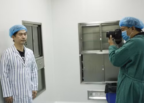 Bác sĩ thẩm mỹ chụp hình ông Tuấn trước khi phẫu thuật.