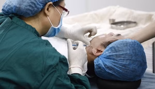 Nhạc sĩ 48 tuổi cũng cho thấy tinh thần trẻ trung của mình. Anh rất hào hứng khi biết không phải kiêng gì sau khi phẫu thuật vì anh sợ việc làm phẫu thuật có thể khiến mình không được ăn cua trong mùa này, đó sẽ là một điều đáng tiếc.