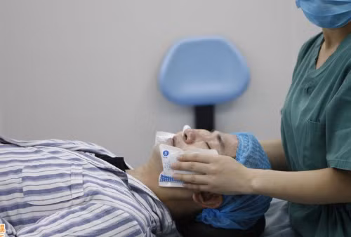 Gương mặt của vị nhạc sĩ được xử lý để làm căng và giảm các vết nhăn.