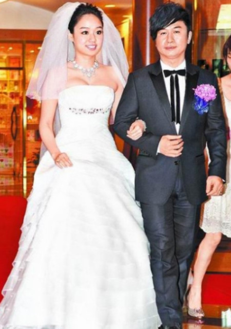 Người vợ trẻ 24 tuổi của nhạc sĩ Hoàng Thư Tuấn trong đám cưới vào tháng 6/2011, khi ông chưa phẫu thuật thẩm mỹ