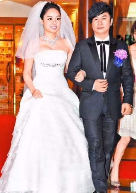 Người vợ trẻ 24 tuổi của nhạc sĩ Hoàng Thư Tuấn trong đám cưới vào tháng 6/2011, khi ông chưa phẫu thuật thẩm mỹ