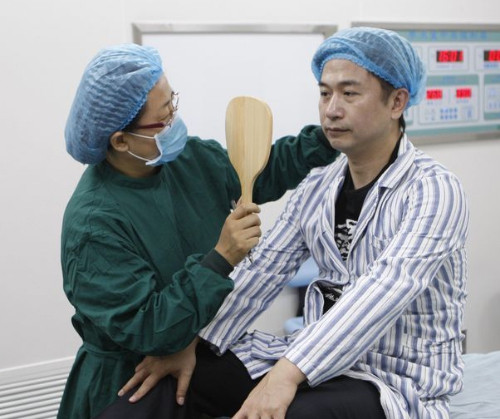 Nhạc sĩ nổi tiếng được bác sĩ chăm chút cẩn trọng khi làm tiểu phẫu.