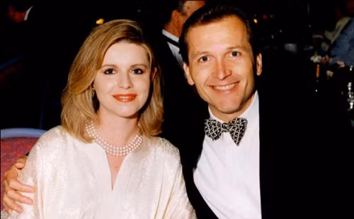 Gần đây nhất là vụ một nam bác sĩ người Mỹ bị tố cáo dụ dỗ vợ đi kéo căng da mặt, sau đó kê đơn thuốc giảm đau liều mạnh có thể giết người.