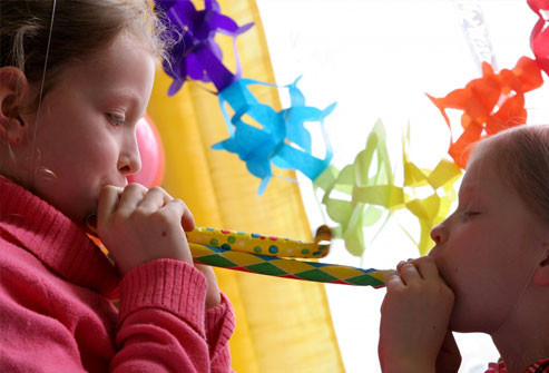 Cơ chế lây bênh: Virus có nhiều trong nước mắt và dử mắt của người bệnh nên có thể lây qua: Vật dụng sinh họat: dùng chung khăn; thau rửa mặt, bệnh nhân dùng tay dụi mắt rồi cầm nắm đồ vật dùng chung, hoặc lây qua bể bơi; ruồi trung gian. Đường nước bọt: do nước mắt tiết ra thóat qua lệ đạo xuống mũi họng khi nói chuyện, ho, hắt hơi virus sẽ theo nước bọt lây lan cho người khác.